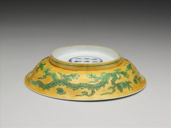 嬌黃釉綠彩雙龍紋盤