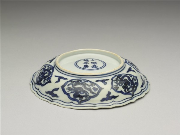 青花雲龍紋蓮口盤