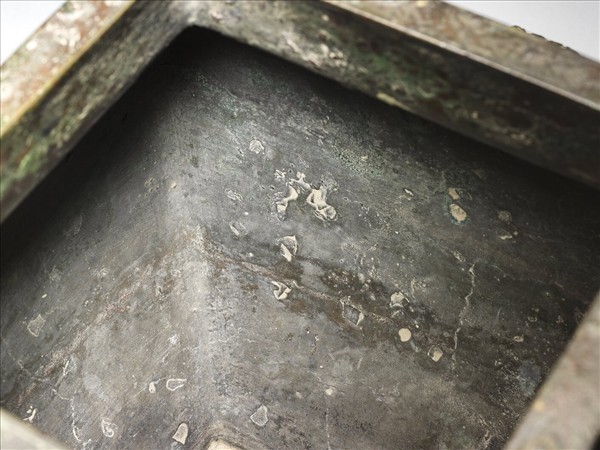 嵌紅銅夔鳥紋方罍