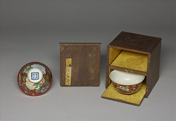 洋彩紅地四季花卉紋碗