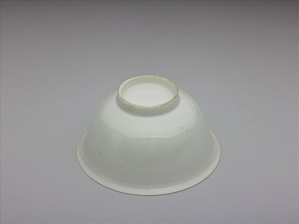 甜白暗花雙龍紋茶鍾