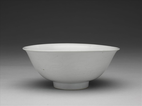 甜白釉暗龍紋碗