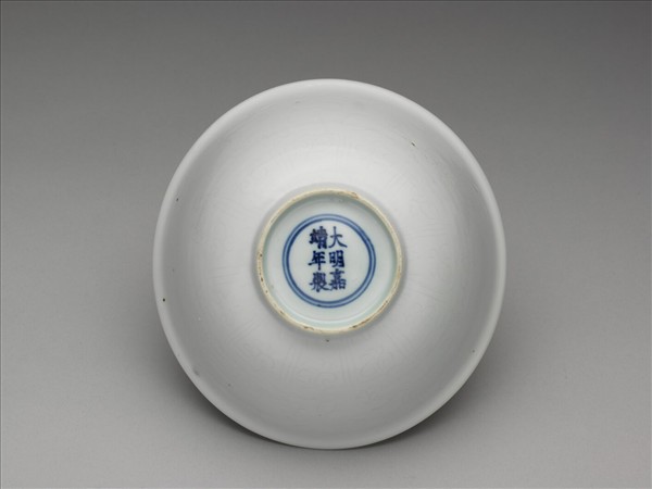 甜白釉暗龍紋碗