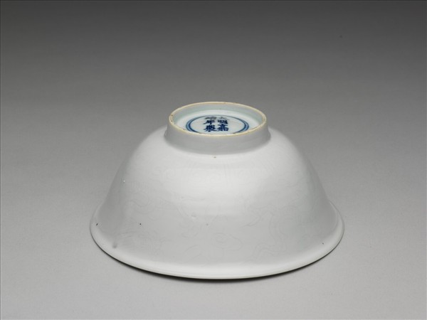 甜白釉暗龍紋碗