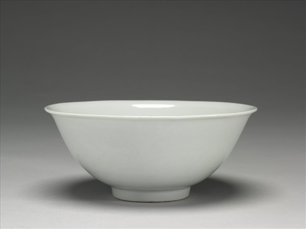 甜白釉暗龍紋碗