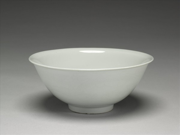 甜白釉暗龍紋碗