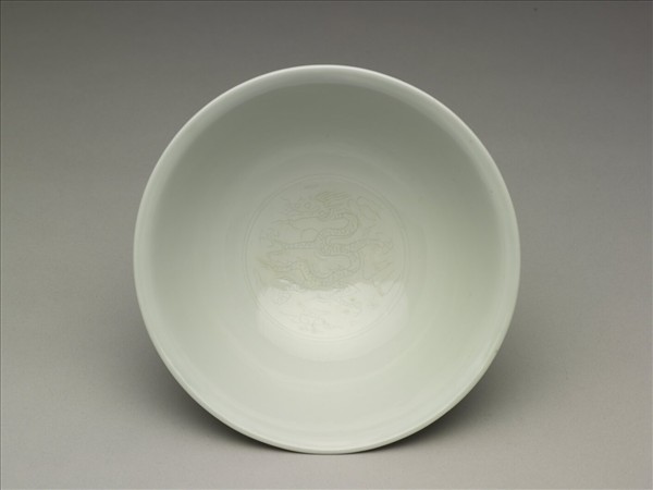 甜白釉暗龍紋碗