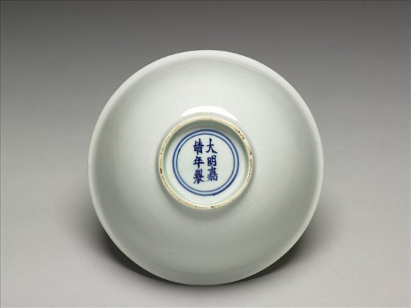 甜白釉暗龍紋碗