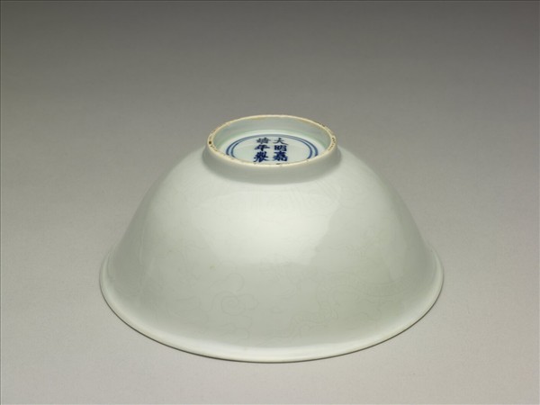 甜白釉暗龍紋碗