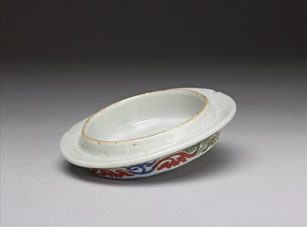 五彩雲龍紋蓋罐