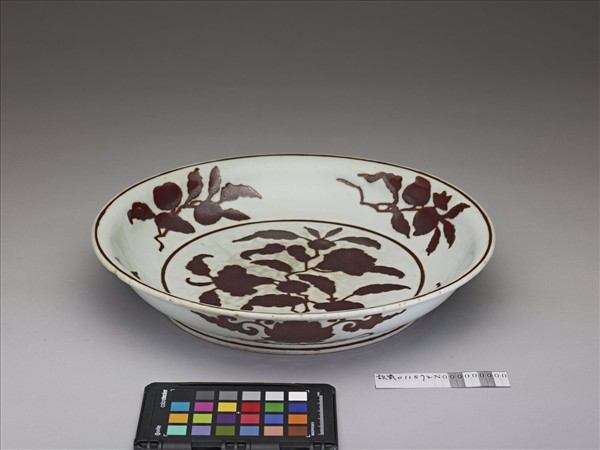 紫金釉折枝石榴花果紋盤