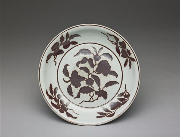 紫金釉折枝石榴花果紋盤