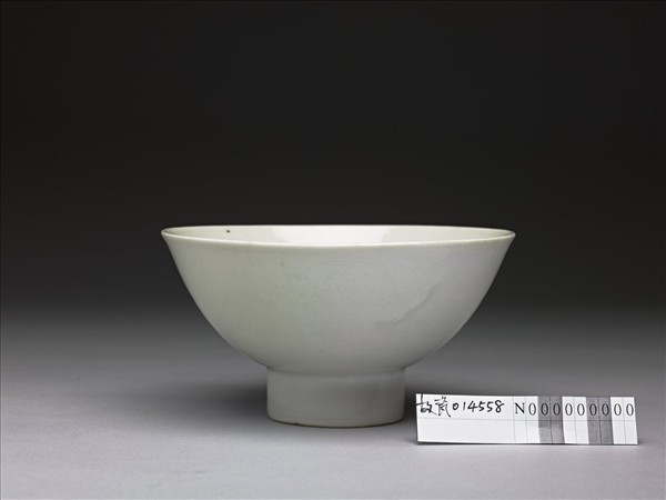 甜白蓮托八吉祥紋高圈足碗