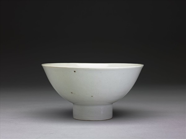 甜白蓮托八吉祥紋高圈足碗