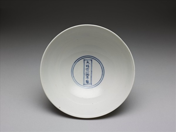 甜白蓮托八吉祥紋高圈足碗