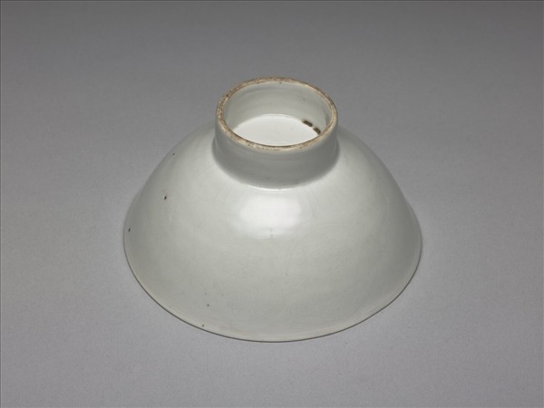 甜白蓮托八吉祥紋高圈足碗