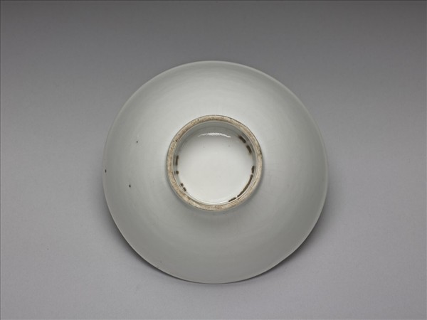 甜白蓮托八吉祥紋高圈足碗