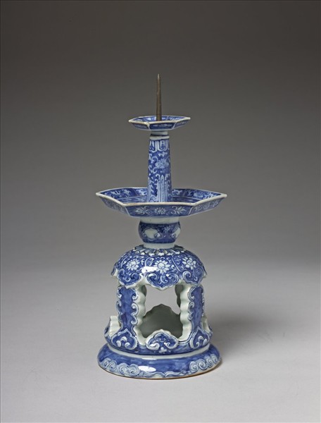 青花花卉紋燭臺