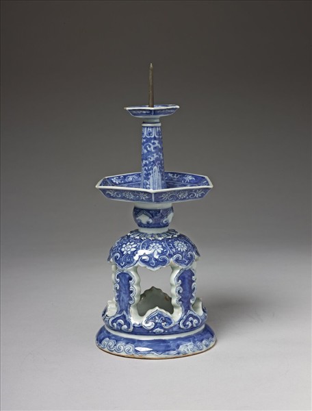 青花花卉紋燭臺