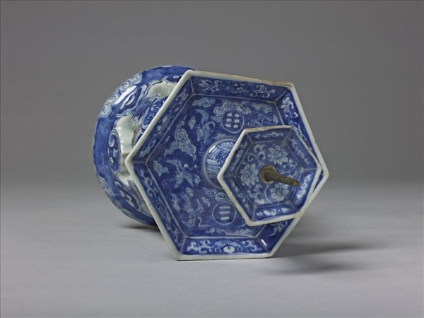 青花花卉紋燭臺