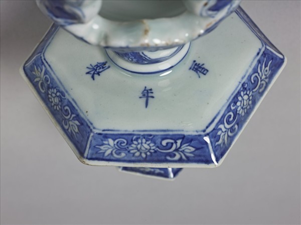 青花花卉紋燭臺