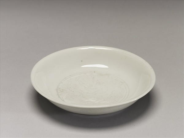 甜白釉劃花龍紋盤