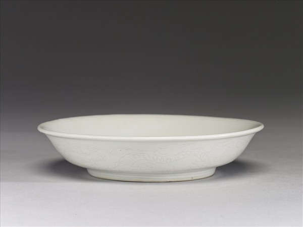 甜白釉劃花龍紋盤