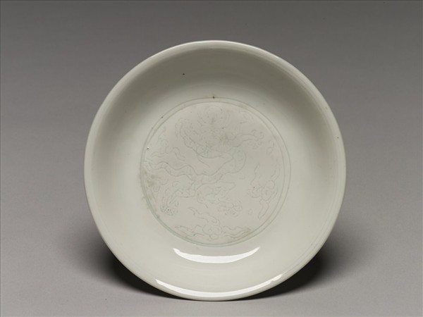 甜白釉劃花龍紋盤