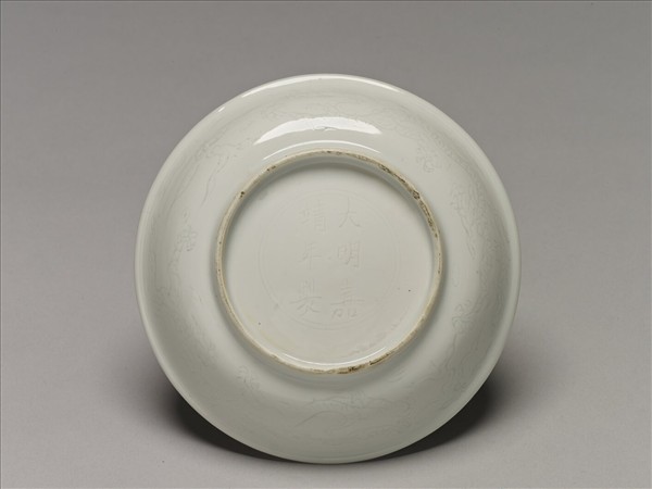 甜白釉劃花龍紋盤