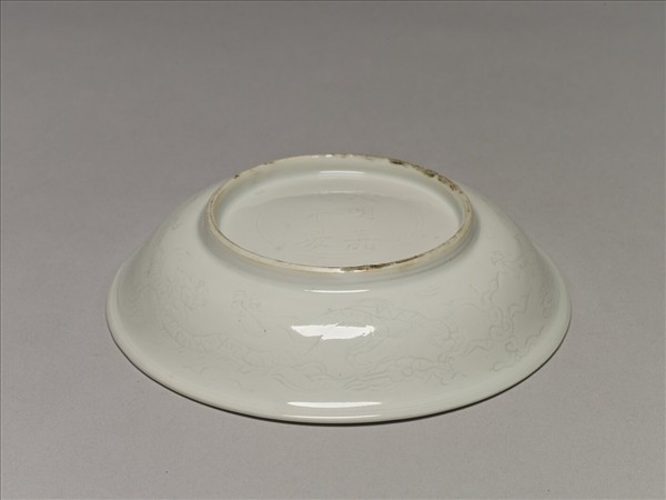 甜白釉劃花龍紋盤