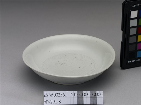 甜白釉劃花龍紋盤