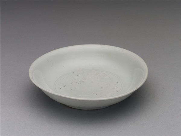 甜白釉劃花龍紋盤