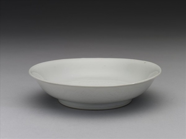 甜白釉劃花龍紋盤