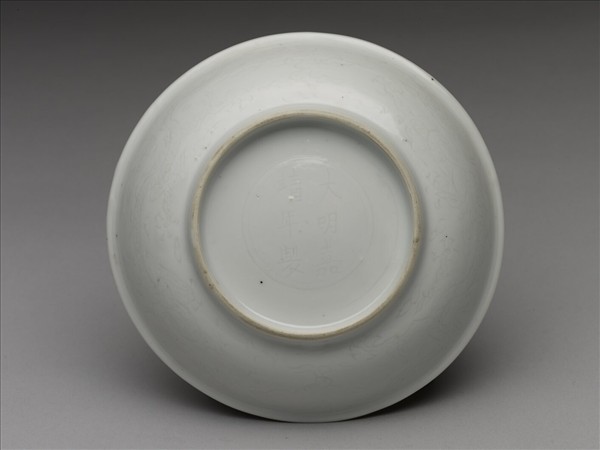 甜白釉劃花龍紋盤