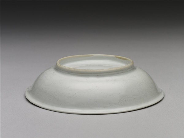 甜白釉劃花龍紋盤