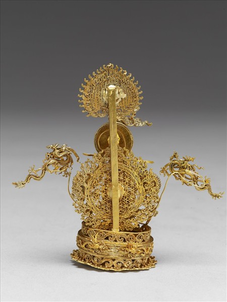 夏朝冠冠前金佛