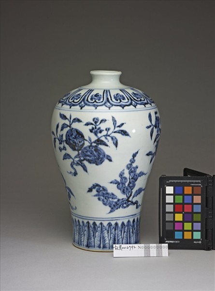 青花四季花果紋梅瓶