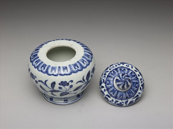 青花轉枝海棠花紋罐