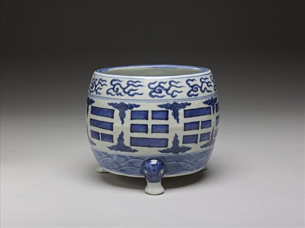 青花八卦紋三足爐