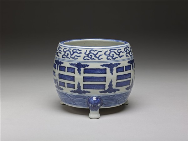 青花八卦紋三足爐