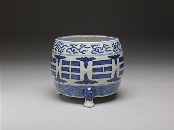 青花八卦紋三足爐