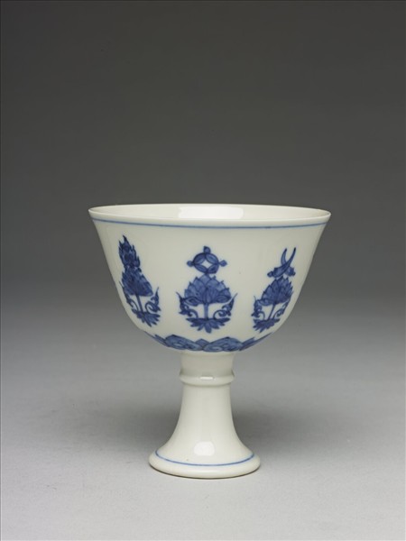 青花番蓮托八寶紋高足杯