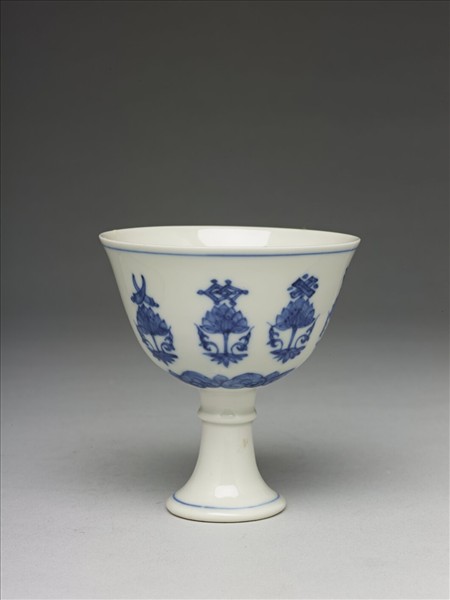 青花番蓮托八寶紋高足杯