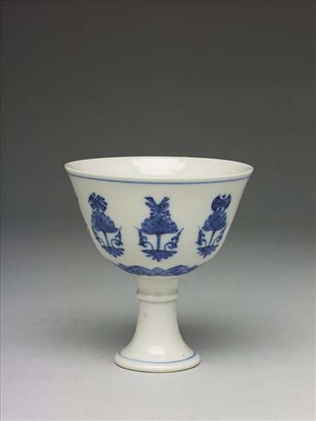 青花番蓮托八寶紋高足杯