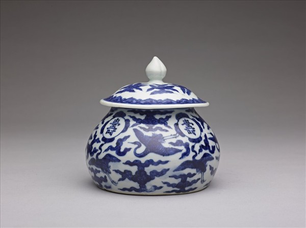 青花雲鶴紋壽字蓋罐