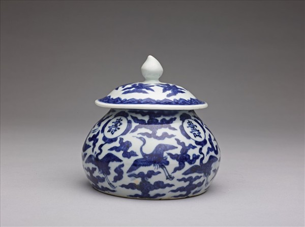 青花雲鶴紋壽字蓋罐