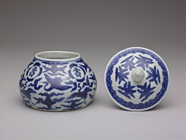 青花雲鶴紋壽字蓋罐