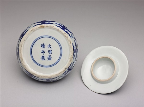 青花雲鶴紋壽字蓋罐