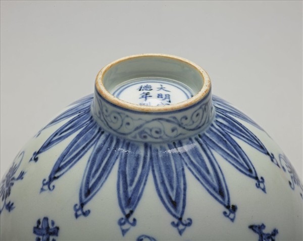 青花花卉紋蓮子碗