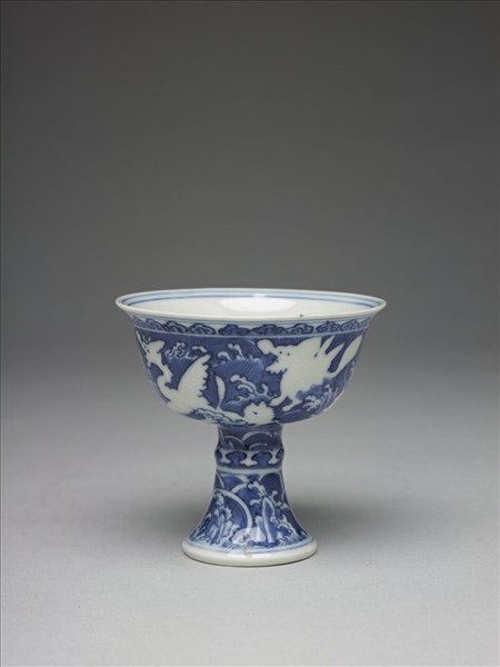 青花海獸梵文高足杯